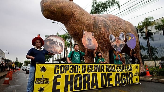 Cientos de manifestantes indígenas exigen el reconocimiento de tierras en la capital de Brasil