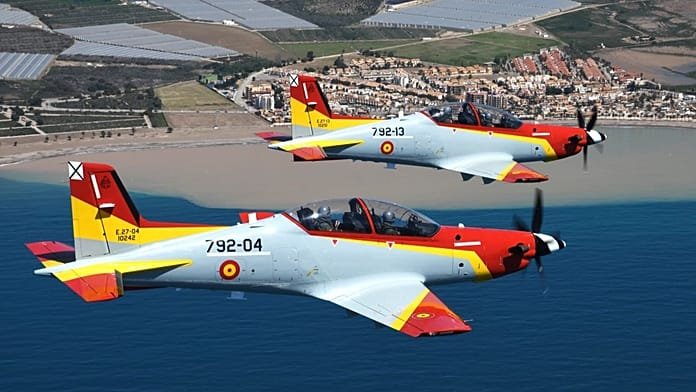 ¿Cómo es la Formación Mirlo? La sucesora de la Patrulla Águila con el avión Pilatus PC-21