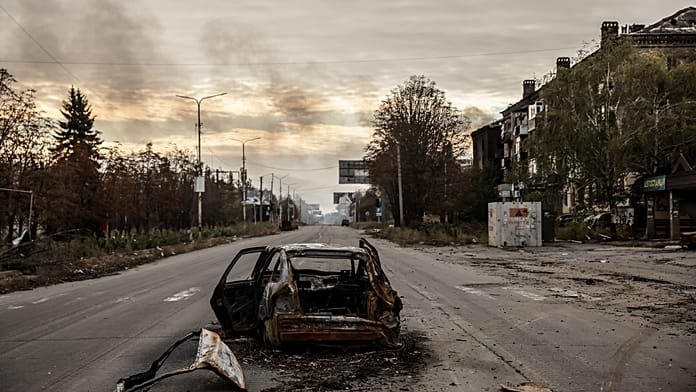 Voluntarios evacúan a civiles de la devastada Kostiantynivka