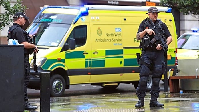 Dos muertos y tres heridos graves en un ataque con coche y cuchillo en una sinagoga de Manchester