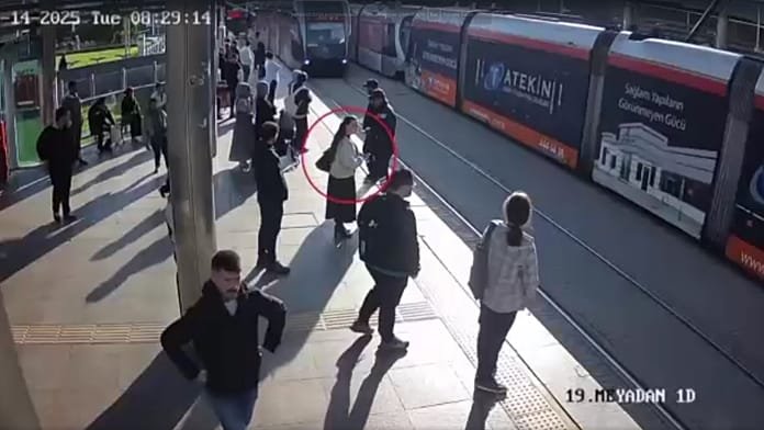 Un guardia de seguridad evita que una mujer sea arrollada por un tranvía en Turquía