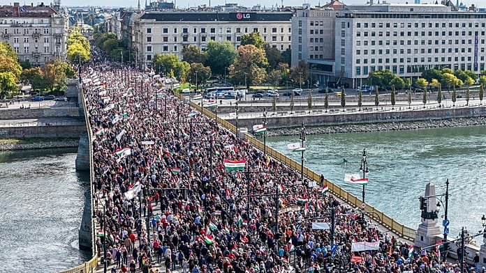 Cientos de miles de personas acuden a mítines rivales en Budapest ante las próximas elecciones