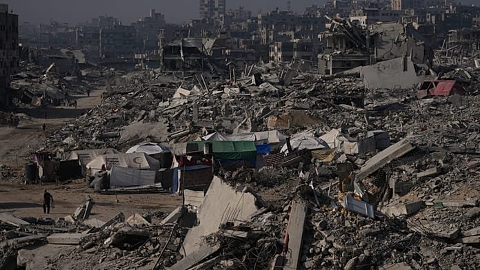 Un académico busca sus libros entre los escombros en Gaza