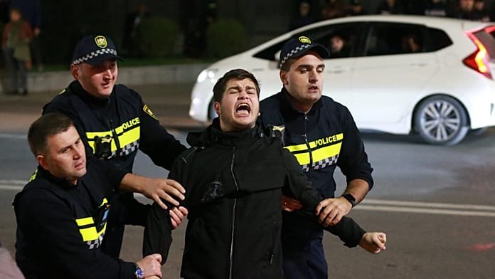 Protesta masiva en Tiflis en apoyo a Mzia Amaglobeli, la reportera galardonada con el Premio Sájarov