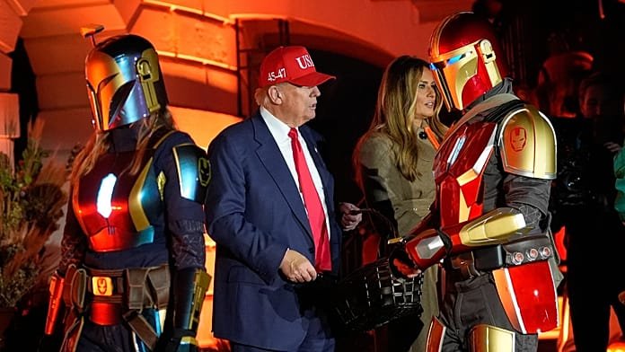 Trump y la primera dama reparten caramelos en la fiesta de Halloween de la Casa Blanca