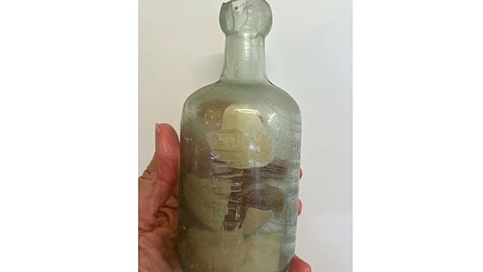 Hallan mensajes en botella de soldados de la Gran Guerra en playa australiana, tras más de 100 años