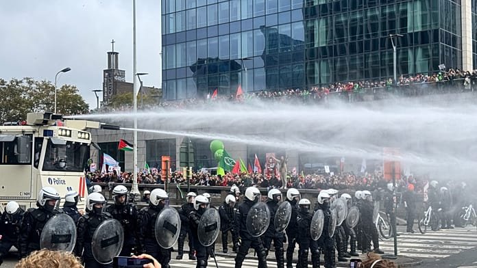 Manifestantes se enfrentan a la Policía en Bélgica por los recortes del Gobierno