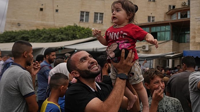 Los palestinos celebran en Gaza al entrar en vigor el acuerdo de alto el fuego