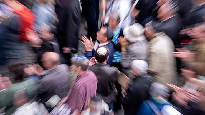 El principal rabino de Europa afirma que "el antisemitismo se ha convertido en una herramienta política" desde el atentado de Hamás