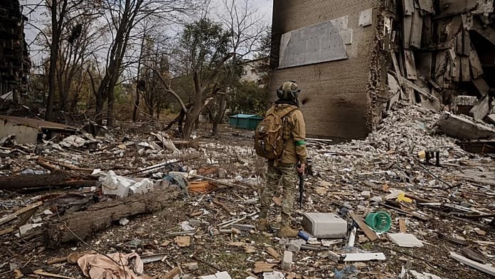 La OTAN busca más apoyo militar para Ucrania ante la caída del envío de armas y la presión de Rusia