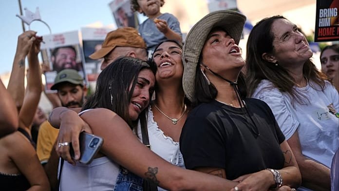 FOTOS: Los israelíes celebran en la Plaza de los Rehenes la llegada de los últimos cautivos de Hamás