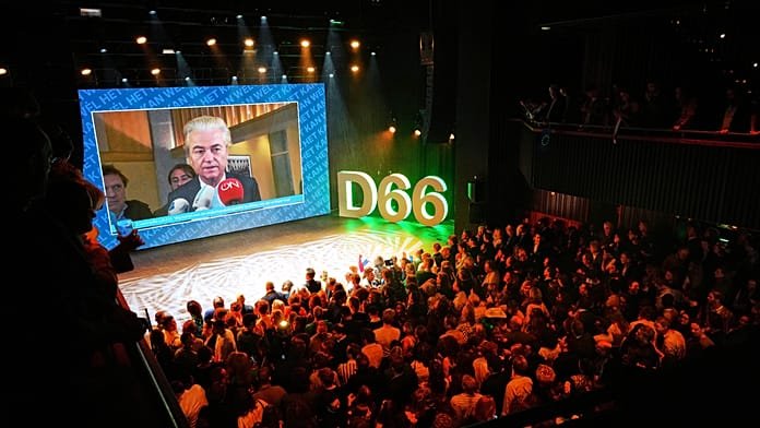 Escenas de alegría en las sedes de D66 y GroenLinks en la noche electoral neerlandesa