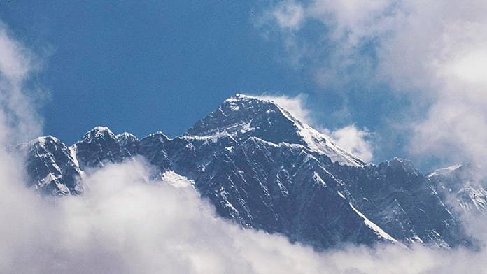 Más de 200 alpinistas atrapados en el Everest por fuertes nevadas en el Tíbet