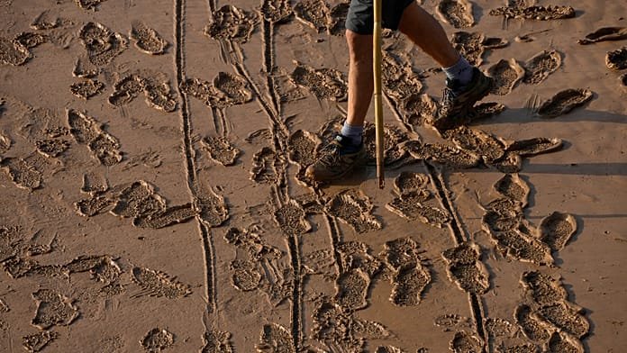 El caos de la DANA, minuto a minuto: 229 muertos y una comunidad desolada