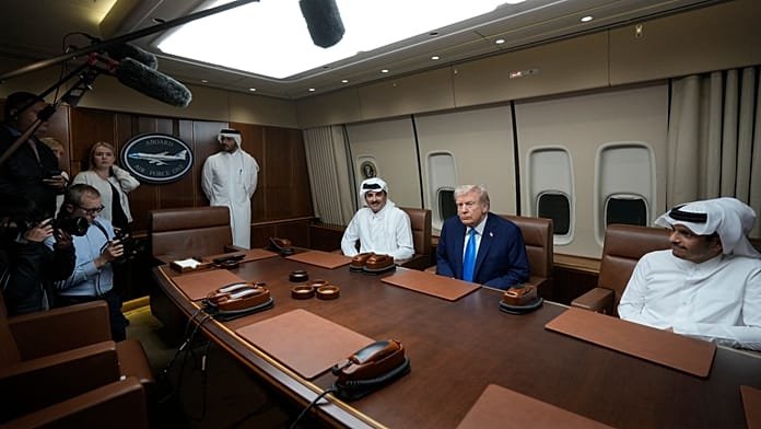 Trump hace una parada imprevista para repostar en Qatar y se reúne con el emir antes de su viaje a Asia