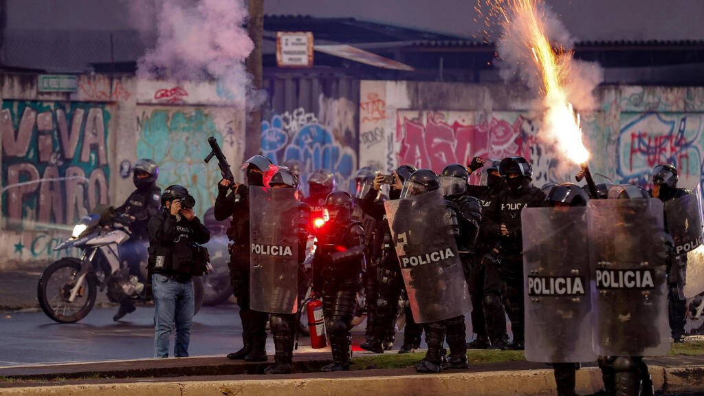 Disparos, detenciones arbitrarias e intimidación a la prensa: la violencia estatal escala en Ecuador