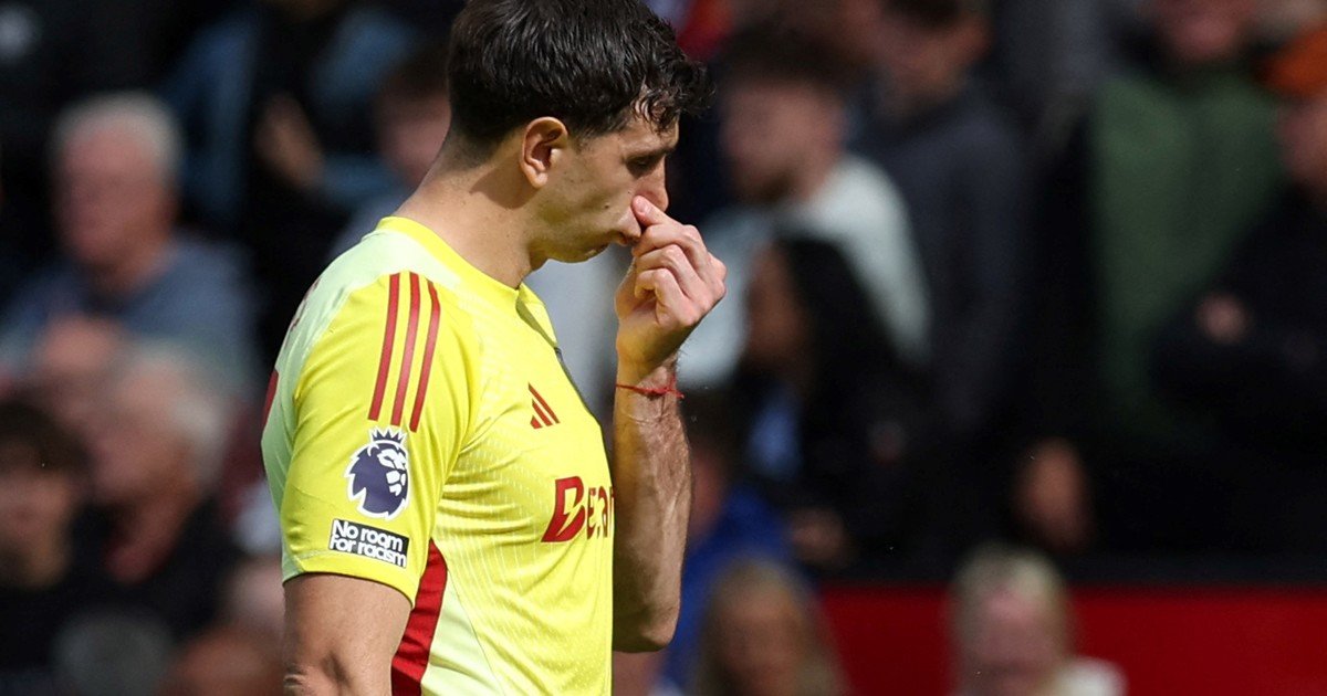 Alarma en la Selección Argentina: Dibu Martínez se lesionó en el calentamiento y no pudo jugar para el Aston Villa en la Europa League