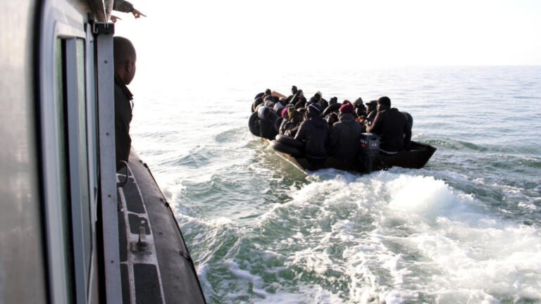 Decenas de migrantes fallecen en naufragio frente a las costas tunecinas