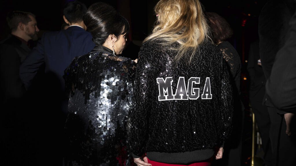 Bandera con esvástica y chats con elogios a Hitler de Jóvenes Republicanos tensan al bando MAGA