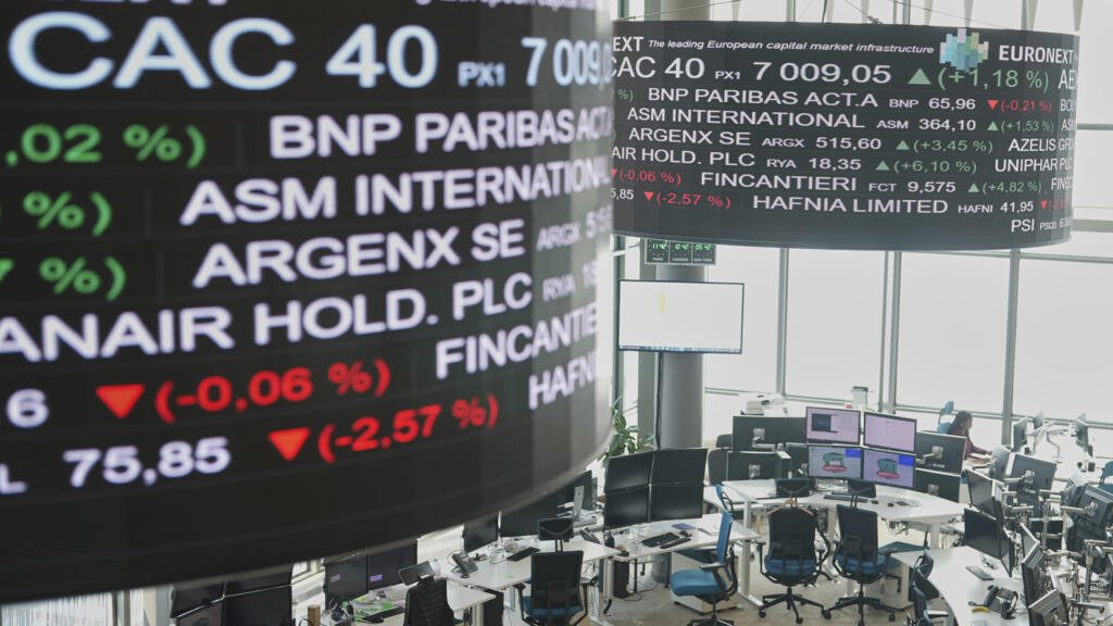 El euro y la bolsa de París caen en medio de la crisis política que amenaza sus calificaciones