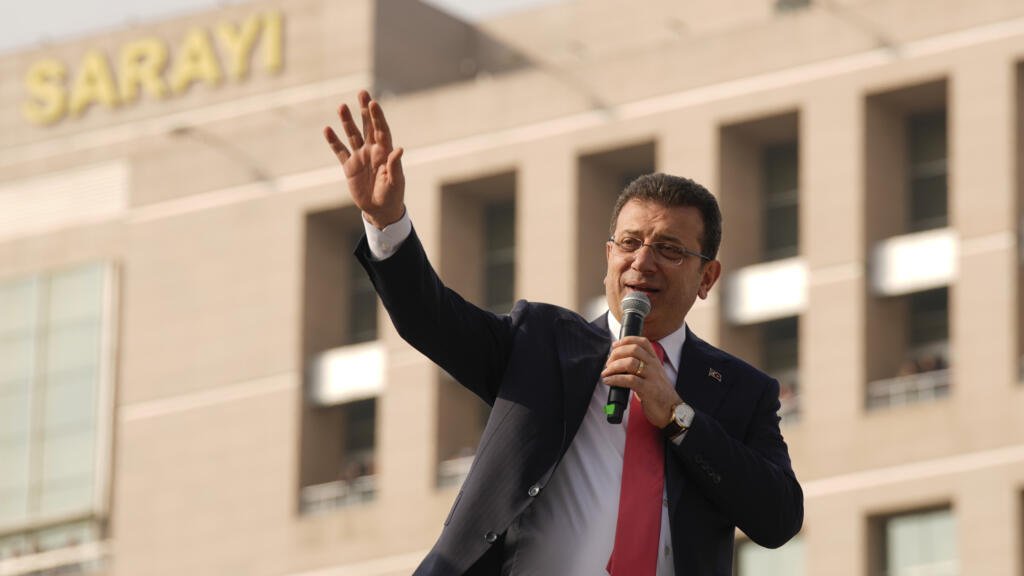El líder opositor turco Ekrem Imamoglu es absuelto de un caso judicial, pero enfrenta dos nuevos cargos