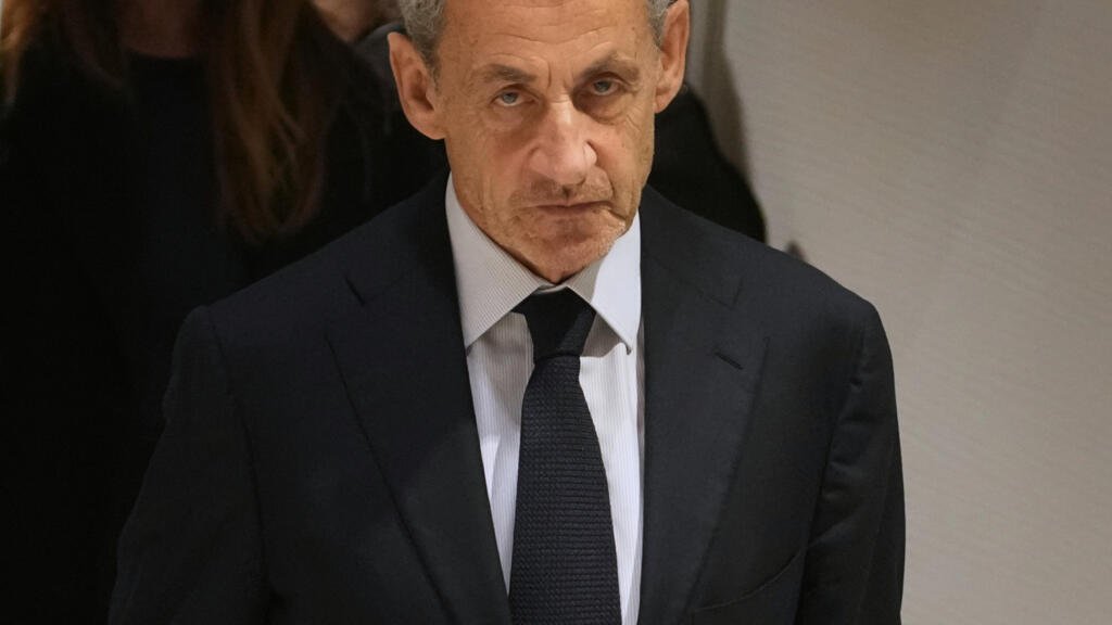 "No tengo miedo": a horas de entrar en prisión, Sarkozy se defiende y ya apunta a su apelación