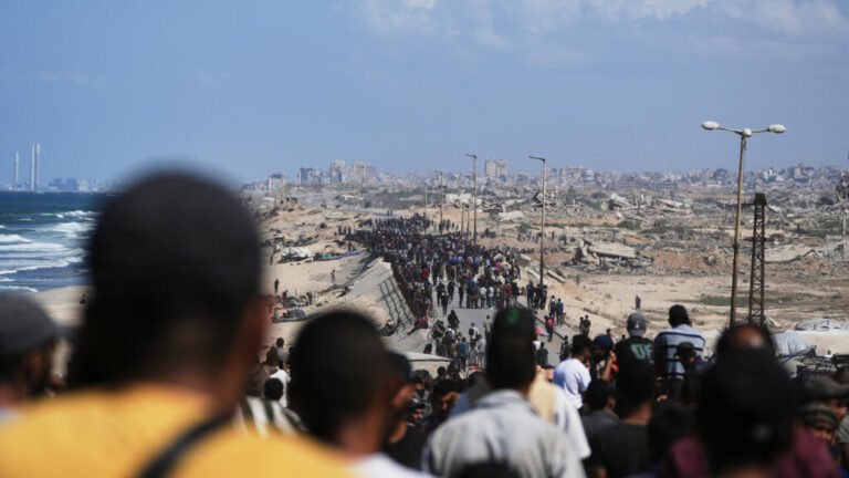 Tras el alto el fuego en Gaza, miles de palestinos regresan a sus hogares
