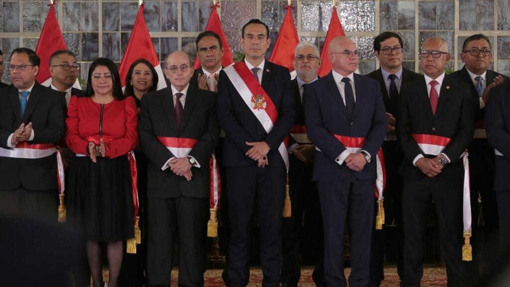 En una inacabable crisis, el nuevo presidente de Perú anuncia su gabinete