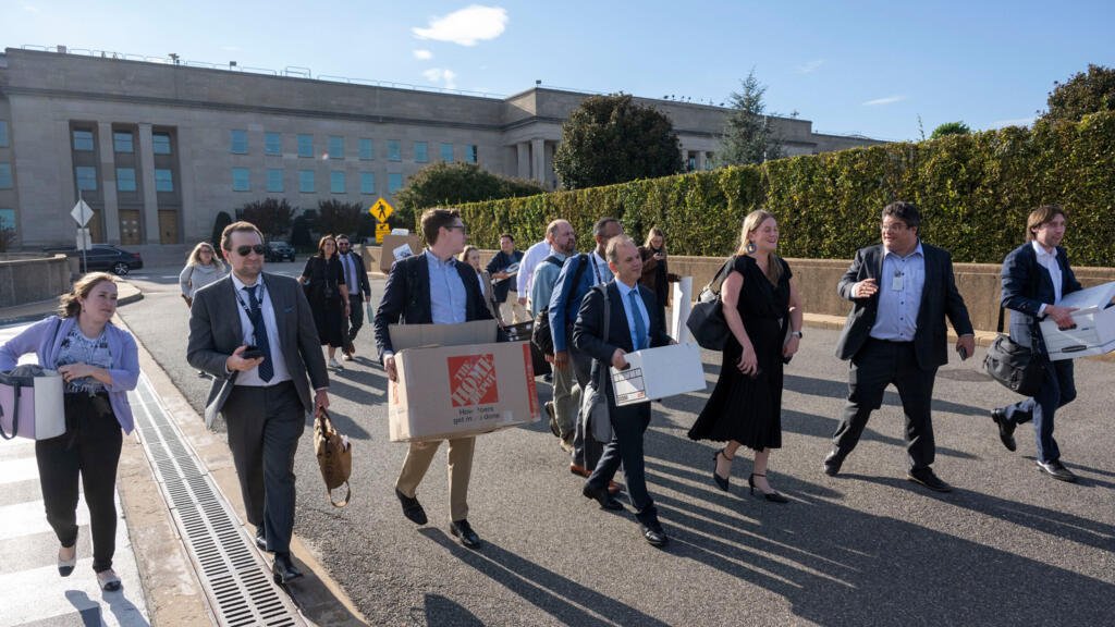 Decenas de periodistas abandonan el Pentágono: ¿cuáles son los cambios por los que la prensa denuncia censura?