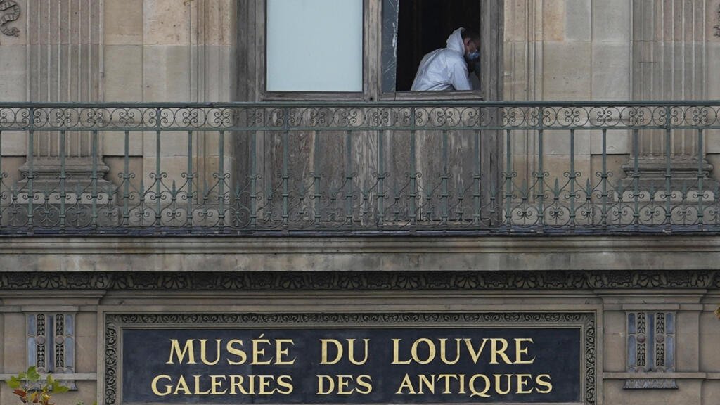 Robo en el Louvre: dos personas detenidas y puestas bajo custodia policial