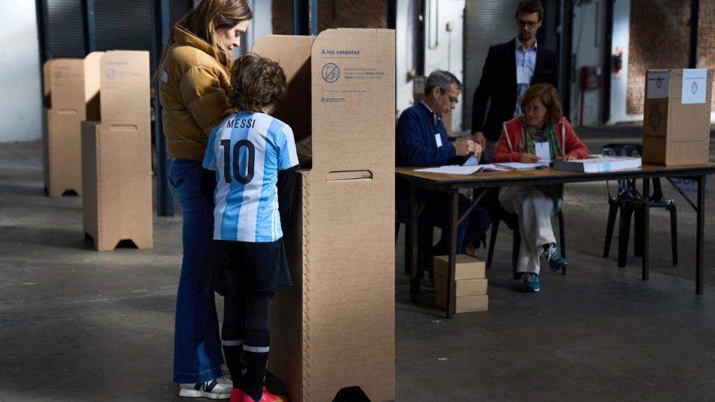 Cierran las mesas en elecciones de medio término en Argentina
