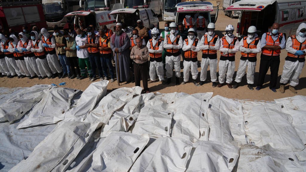 Entierran 41 palestinos sin identificar por “signos de tortura”; Israel exige acelerar entrega de rehenes muertos