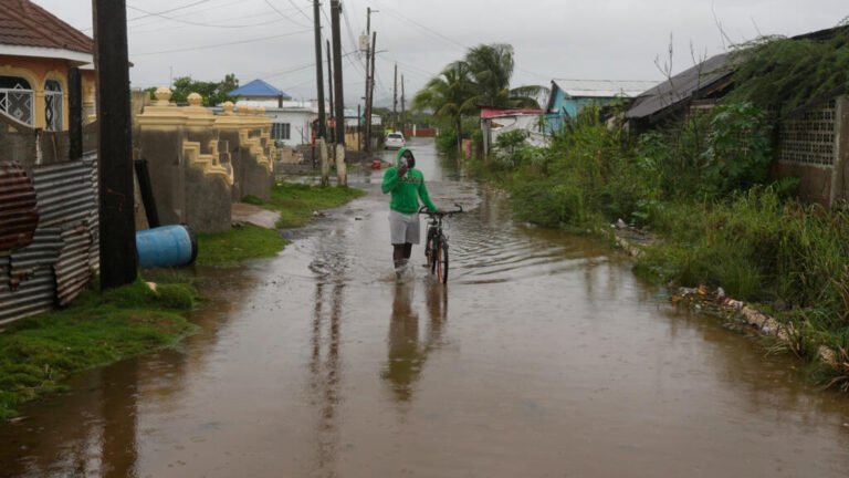 Jamaica se prepara a contrarreloj para el impacto del devastador huracán Melissa