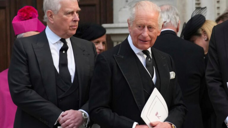 Carlos III despoja a su hermano Andrew de todos sus títulos y lo expulsa de su residencia real