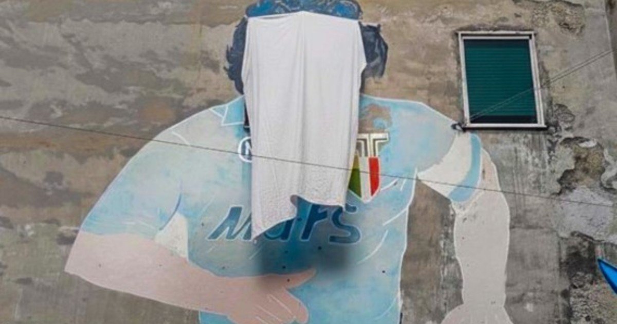 Taparon un icónico mural de Maradona en Nápoles y hay tensión entre comerciantes callejeros y las autoridades