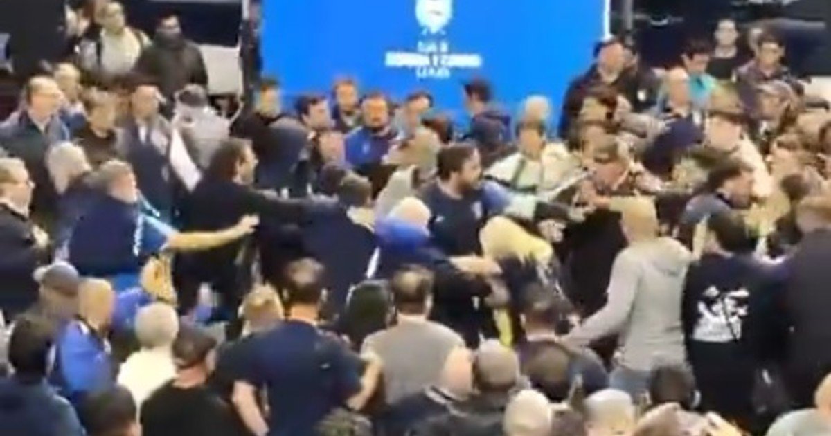 Sillazos, botellazos y huevazos en la Asamblea de General de Gimnasia La Plata