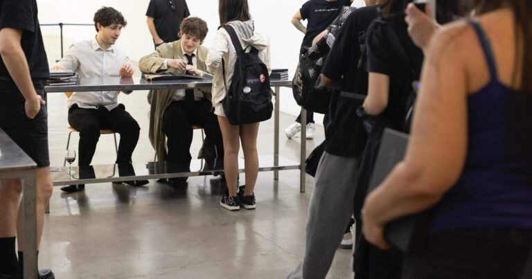 En Ruth Benzacar, Dillom presentó su libro inspirado en ‘Por Cesárea’, con obra de Eduardo Basualdo