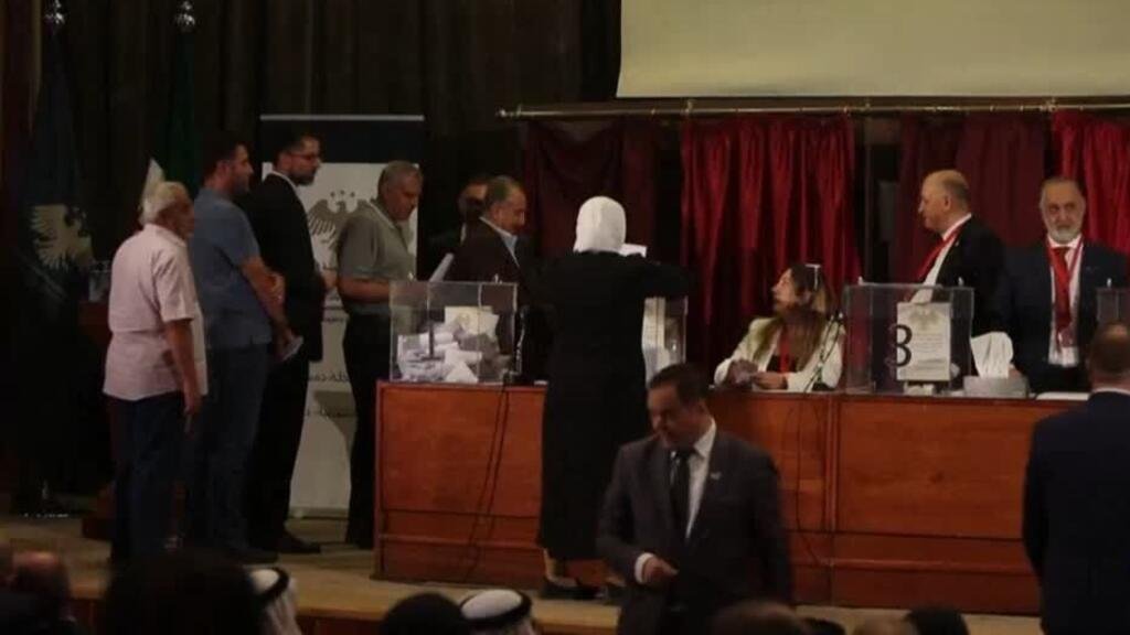 Baja representación de mujeres y minorías en Parlamento de transición Siria