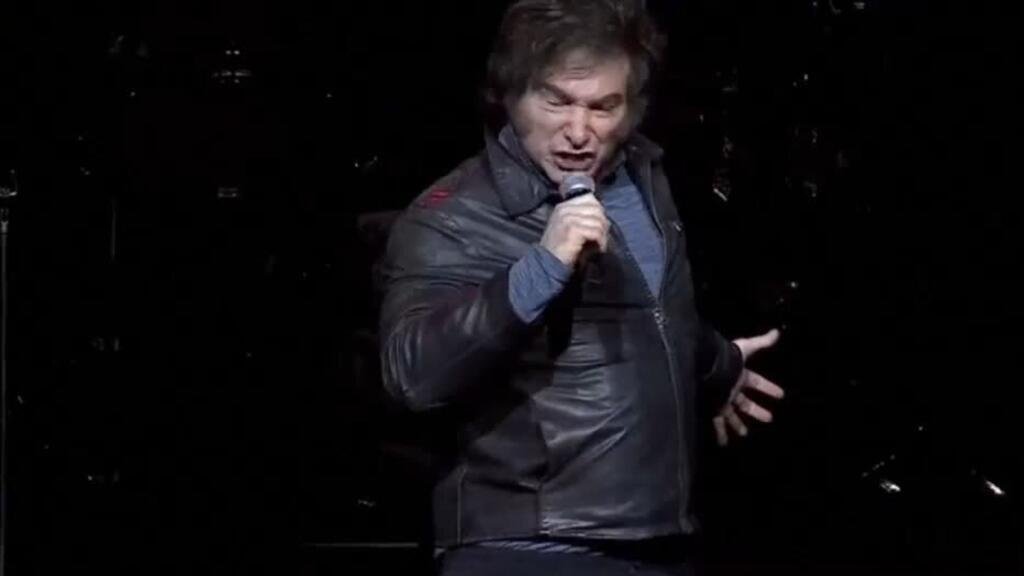 Milei presenta su libro en un show de rock en medio de crisis económica y presión política