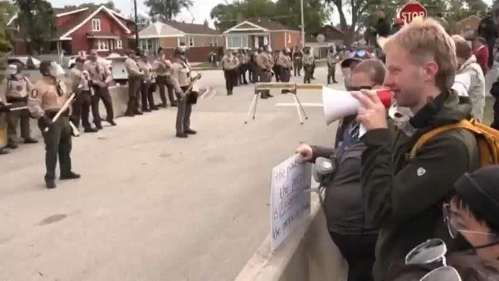 Manifestantes se enfrentan a la Policía por las políticas de inmigración en Illinois