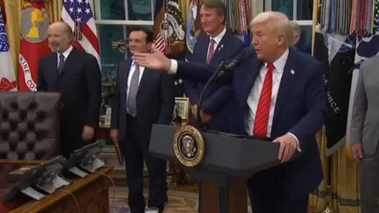 Trump anuncia despidos masivos en medio del cierre de Gobierno