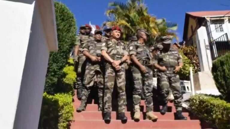 Tras la destitución de Rajoelina, militares de Madagascar anuncian que “tomarán el poder”