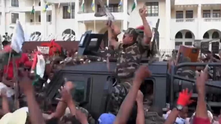 Toma del poder por parte de los militares es celebrada en las calles de Madagascar