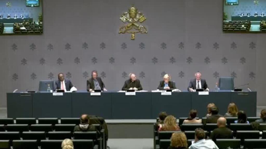 El Vaticano enfrenta críticas internas por su manejo del escándalo de abusos del clero