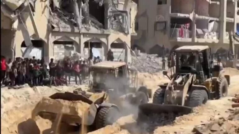 Búsqueda contrarreloj de cuerpos en medio de tensiones por el alto el fuego en Gaza