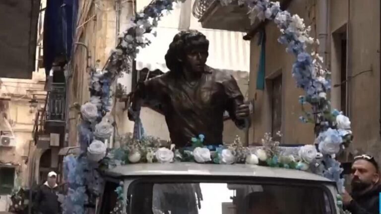 Seguidores de Maradona en Nápoles celebran el 65 cumpleaños del argentino