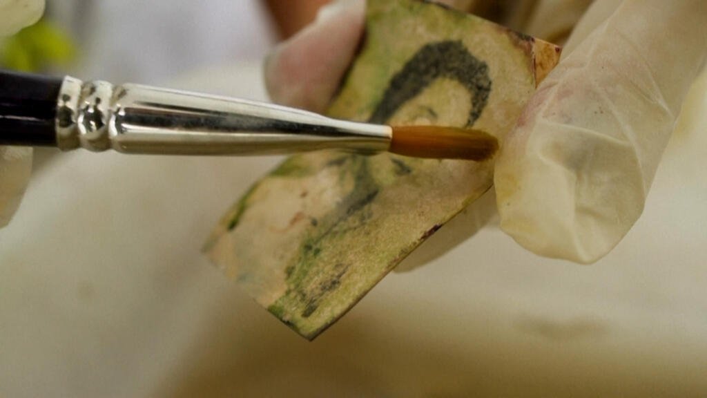 En Valencia, miles de fotografías recuperadas tras un año de la devastadora DANA