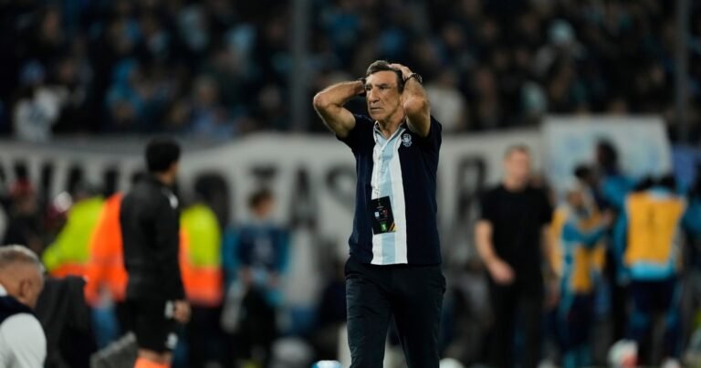 Costas y el día después de la eliminación de Racing de la Libertadores: siente que es el máximo responsable y es una incógnita si seguirá o no en 2026