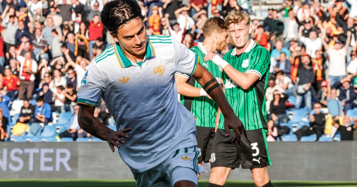 Dybala metió un golazo de derecha para que la Roma quede como líder en Italia con Napoli y dejó un festejo especial para su hijo en camino