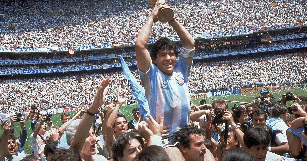 Murió Roberto Cejas, el hincha que llevó a Maradona en andas en México 86: "Yo te levanté y vos me llevaste a la eternidad"